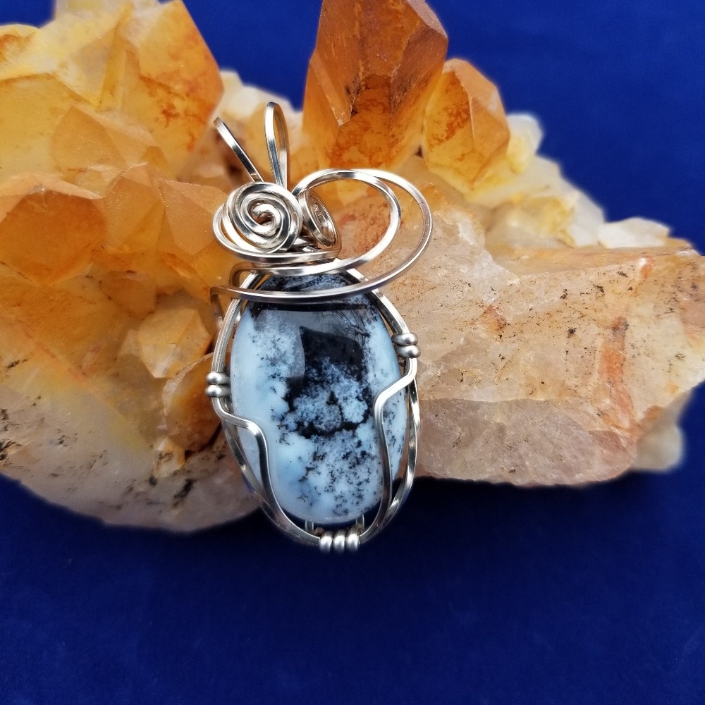 White dendritic agate pendant